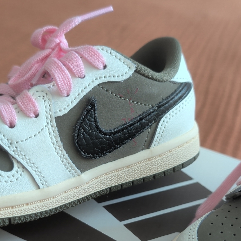 Nike Kids' White and Pink Sneakers - Picture 3 of 6